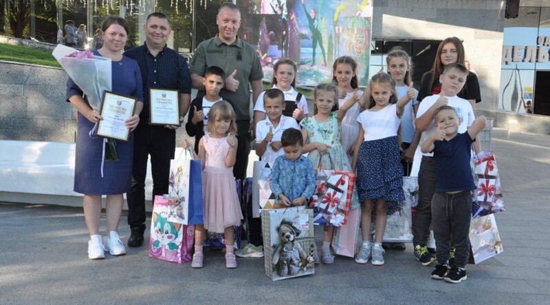 Начальник ОдРВА Юрій Крук привітав батьків-вихователів дитячого будинку сімейного типу Антоніну та Миколу Орач