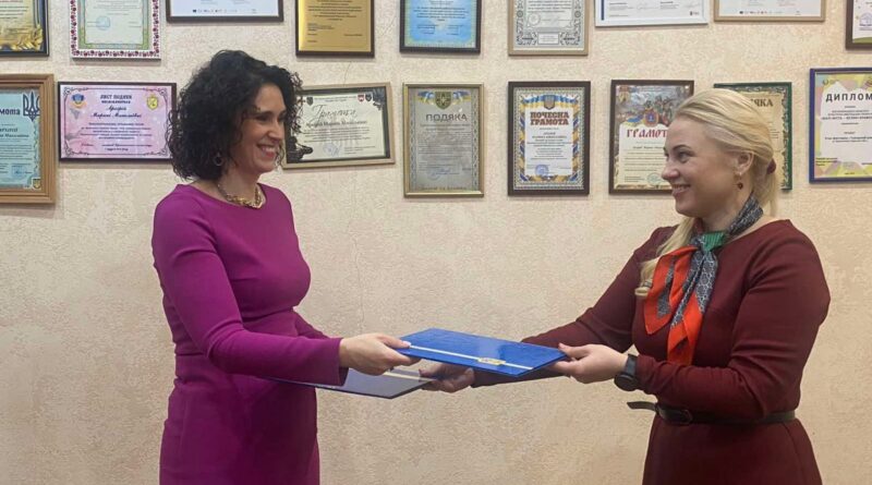 Красносільський сільський голова Марина Архірій на директорка ГО «Дівчата» підписали Меморандум про співробітництво