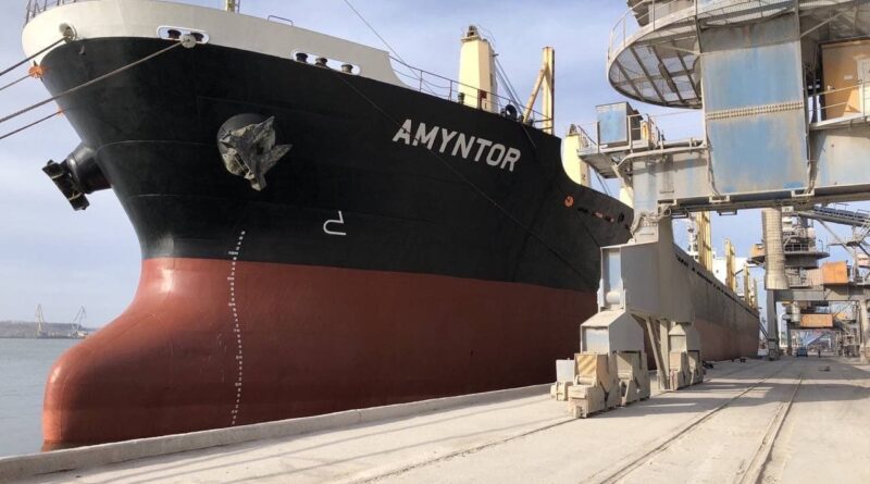 «Зернова ініціатива»: за тиждень 18 суден експортували 664 тисячі тонн продовольства з портів Великої Одеси. Це на третину менше обсягів експорту за позаминулий тиждень.