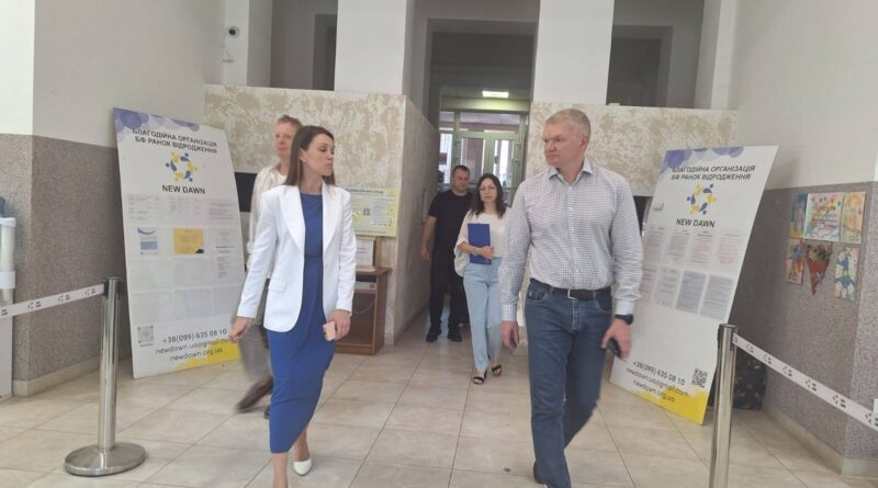 Вдячні благодійній організації “Ранок Відродження”, що у ці нелегкі часи допомагають постраждалим під час прильотів, внутрішньо переміщеним особам, залучаються до відновлення соціальних об’єктів.