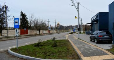 У селі Красносілка Одеського району завершено облаштування першого безбар’єрного маршруту — від перехрестя вулиці Незалежності через вулицю Куяльницьку до школи  та амбулаторії