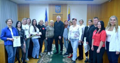 Ніколи не припинимо казати слова вдячності та цінувати наших медиків – адже скільки б не казали, слів завжди буде замало. За добре серце, за витримку, за турботу – дякуємо за все, що Ви робите щодня.
